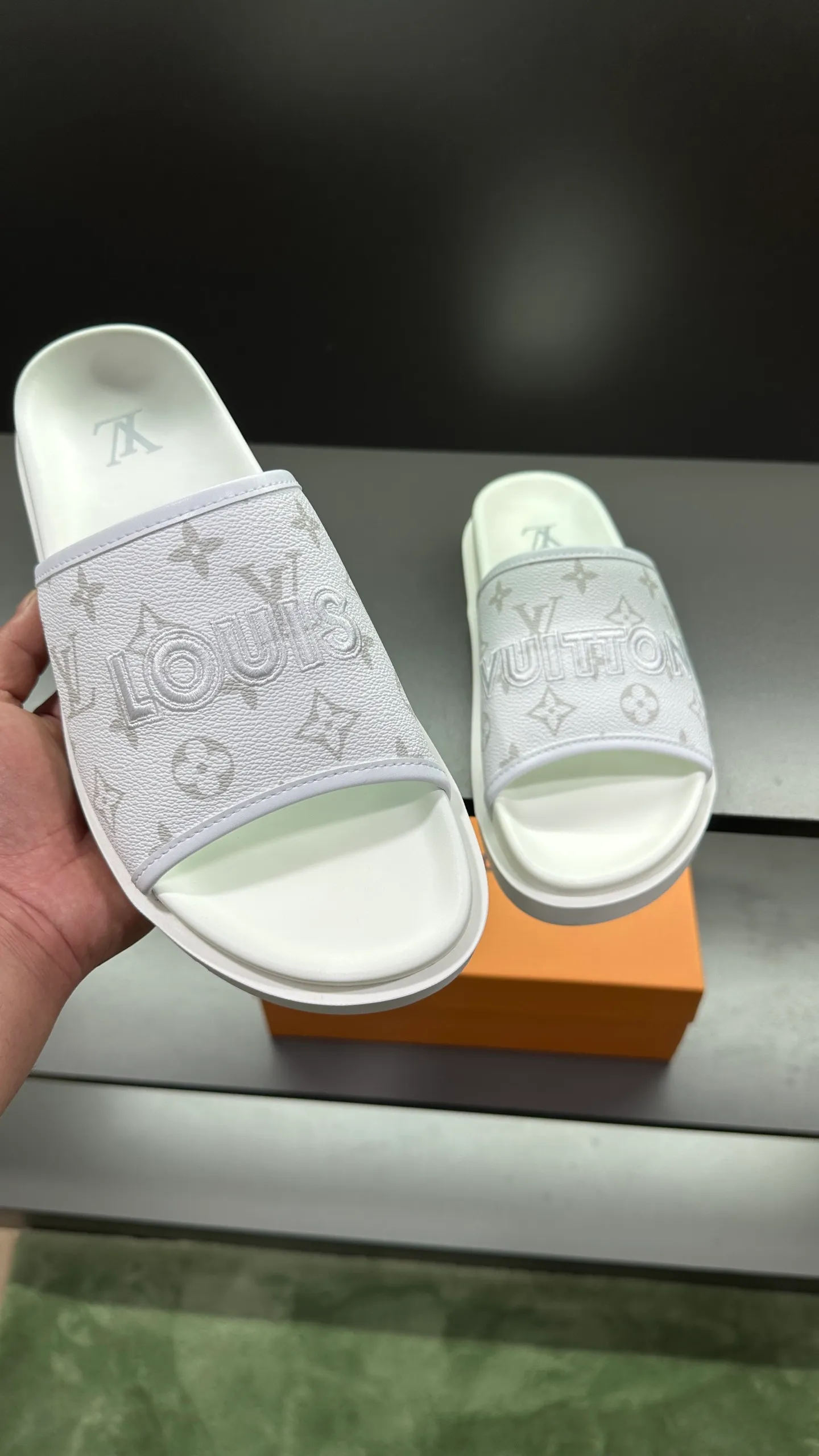 [L Home] P: 300💰Size: 38-45 Top purchasing lv men's summer slippers, classic presbyopia with soft real leather lining, unique color splicing effect, distinctive personality, fashionable and trendy essential style, light and comfortable. Lightweight and tough rubber insole, micro ridged foam outsole, super comfortable!